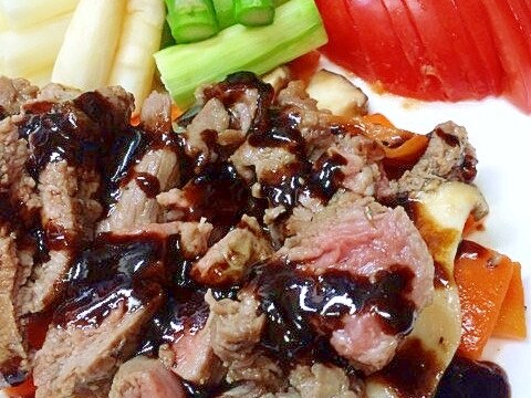 ラム肉のコンフィ　バルサミコソース